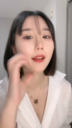 气质甜美！超高颜值短发美女！大姨妈刚走秀一波！性感衬衣掏出柔软奶子，多毛骚穴掰开特写 截图3