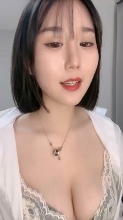 气质甜美！超高颜值短发美女！大姨妈刚走秀一波！性感衬衣掏出柔软奶子，多毛骚穴掰开特写 截图4