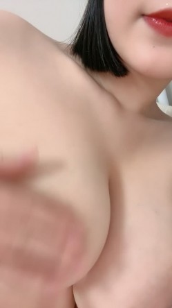 气质甜美！超高颜值短发美女！大姨妈刚走秀一波！性感衬衣掏出柔软奶子，多毛骚穴掰开特写 截图11