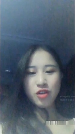 奶茶妹周末休息和干部模样的干爹去购物开车到偏僻的路边车震哈哈还自称口爆专业户 截图3