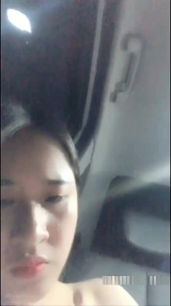 奶茶妹周末休息和干部模样的干爹去购物开车到偏僻的路边车震哈哈还自称口爆专业户 截图8
