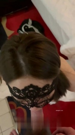 终极反差，穷人女神富人母狗，属性拉满，大神豪宅圈养极品性奴母狗日常调教，舔脚喝尿啪啪各种花样SM羞辱 截图12