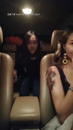 极品欲女姐妹花〖双飞女王〗午夜约战粉丝户外车震玩双飞 两个漂亮小骚货轮着骑屌猛摇 口爆吞精太骚了 高清源码录制 截图6