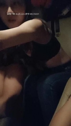 极品欲女姐妹花〖双飞女王〗午夜约战粉丝户外车震玩双飞 两个漂亮小骚货轮着骑屌猛摇 口爆吞精太骚了 高清源码录制 截图7
