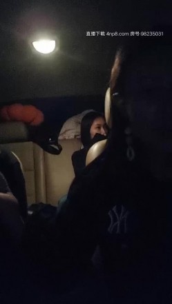 极品欲女姐妹花〖双飞女王〗午夜约战粉丝户外车震玩双飞 两个漂亮小骚货轮着骑屌猛摇 口爆吞精太骚了 高清源码录制 截图15