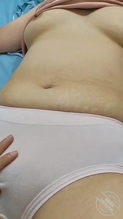 【披风少年爱老妈】和姨妈刚走的老妈做爱，中途来电话。24分钟一镜到底，内射 截图2