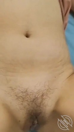 【披风少年爱老妈】和姨妈刚走的老妈做爱，中途来电话。24分钟一镜到底，内射 截图6