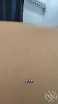 【披风少年爱老妈】和姨妈刚走的老妈做爱，中途来电话。24分钟一镜到底，内射 截图12