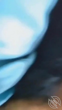 【披风少年爱老妈】和姨妈刚走的老妈做爱，中途来电话。24分钟一镜到底，内射 截图16