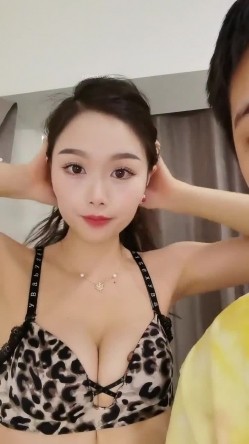 这【该死的女人味】让人眼前一亮的超美舞蹈老师 既然被一个女胖子玩弄，极品女同，女人韵味十足的超漂亮舞蹈老师，一字马绝了 截图15