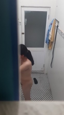 【浴室精品偷拍】最新高清偷拍小姐姐洗澡 被发现捂逼还是捂胸【猎奇稀缺大开眼界】众多偷拍自拍录拍露点操逼甄选卫生间站炮迷醉美女 各种啪操KTV操漂亮公主 截图1