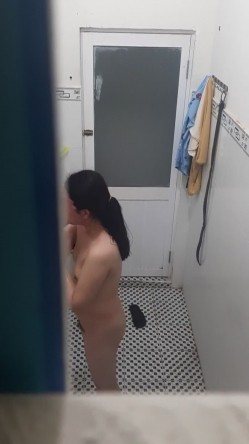 【浴室精品偷拍】最新高清偷拍小姐姐洗澡 被发现捂逼还是捂胸【猎奇稀缺大开眼界】众多偷拍自拍录拍露点操逼甄选卫生间站炮迷醉美女 各种啪操KTV操漂亮公主 截图4