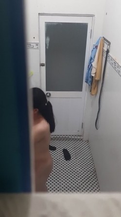 【浴室精品偷拍】最新高清偷拍小姐姐洗澡 被发现捂逼还是捂胸【猎奇稀缺大开眼界】众多偷拍自拍录拍露点操逼甄选卫生间站炮迷醉美女 各种啪操KTV操漂亮公主 截图6