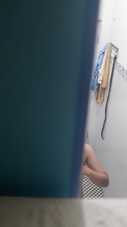 【浴室精品偷拍】最新高清偷拍小姐姐洗澡 被发现捂逼还是捂胸【猎奇稀缺大开眼界】众多偷拍自拍录拍露点操逼甄选卫生间站炮迷醉美女 各种啪操KTV操漂亮公主 截图10