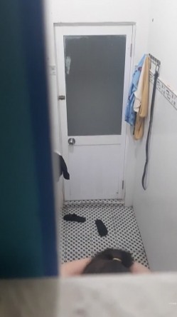 【浴室精品偷拍】最新高清偷拍小姐姐洗澡 被发现捂逼还是捂胸【猎奇稀缺大开眼界】众多偷拍自拍录拍露点操逼甄选卫生间站炮迷醉美女 各种啪操KTV操漂亮公主 截图11
