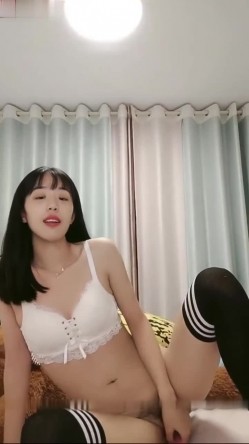 【经典百合磨豆腐】清纯少女和阿姨3P，共享一个男人，互相舔逼舌吻 截图2