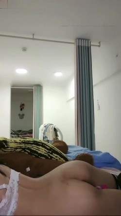 【经典百合磨豆腐】清纯少女和阿姨3P，共享一个男人，互相舔逼舌吻 截图4