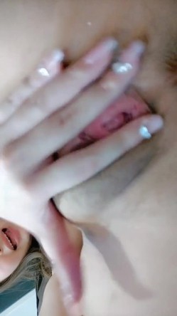 甜美白皙女神微露脸，超级名模身材脱光光全裸自慰特写掰穴，菊花很粉 截图12