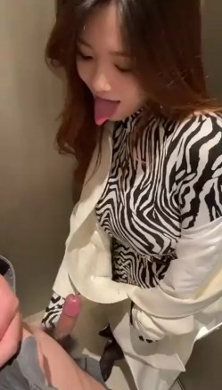 极品少妇 有气质高颜值骚妻十足，先撸管然后服侍主人，口交技术一流，深喉吞吊太有感觉了 截图1