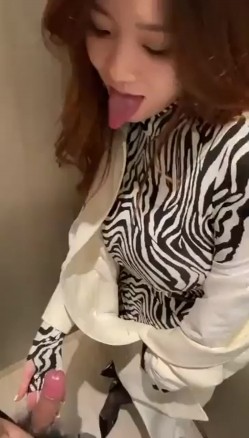 极品少妇 有气质高颜值骚妻十足，先撸管然后服侍主人，口交技术一流，深喉吞吊太有感觉了 截图2