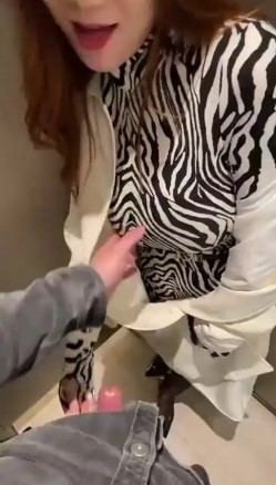极品少妇 有气质高颜值骚妻十足，先撸管然后服侍主人，口交技术一流，深喉吞吊太有感觉了 截图4