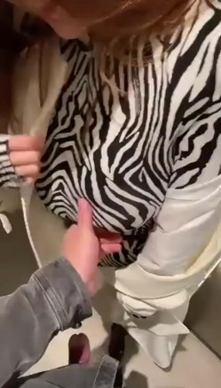 极品少妇 有气质高颜值骚妻十足，先撸管然后服侍主人，口交技术一流，深喉吞吊太有感觉了 截图5