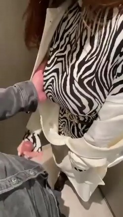 极品少妇 有气质高颜值骚妻十足，先撸管然后服侍主人，口交技术一流，深喉吞吊太有感觉了 截图7