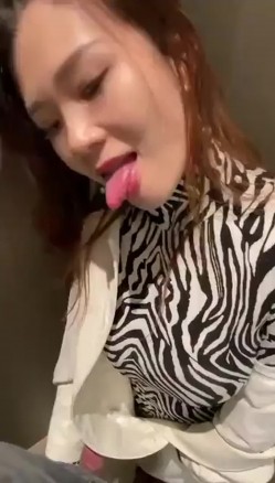 极品少妇 有气质高颜值骚妻十足，先撸管然后服侍主人，口交技术一流，深喉吞吊太有感觉了 截图10