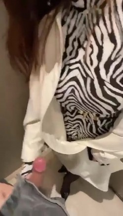 极品少妇 有气质高颜值骚妻十足，先撸管然后服侍主人，口交技术一流，深喉吞吊太有感觉了 截图12