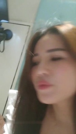 颜值不错丰满身材少妇双人啪啪 浴室洗澡口交床上肉丝上位骑乘抽插 截图12