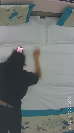 酒店偷拍超级清纯羞涩的女孩被男友诱骗哄着打桩 截图7
