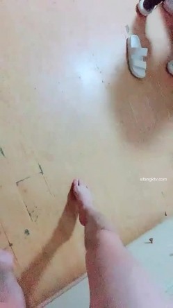 公司新来的美女上班时间被部门经理微信撩骚 ️带去洽谈区厕所啪啪 ️不停有妹子上厕所 截图16