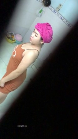 【洗澡更衣偷拍】 多场景冒死偷拍美女学生妹洗澡换衣服 截图1