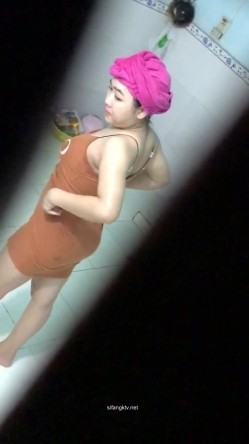 【洗澡更衣偷拍】 多场景冒死偷拍美女学生妹洗澡换衣服 截图2