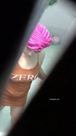 【洗澡更衣偷拍】 多场景冒死偷拍美女学生妹洗澡换衣服 截图7