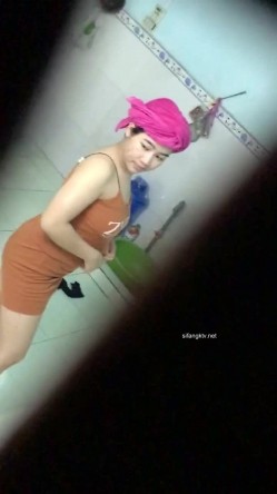 【洗澡更衣偷拍】 多场景冒死偷拍美女学生妹洗澡换衣服 截图8