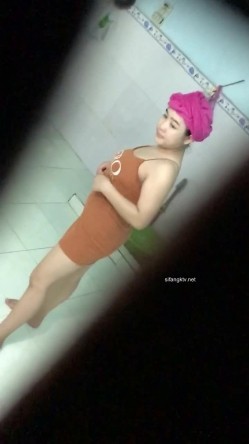 【洗澡更衣偷拍】 多场景冒死偷拍美女学生妹洗澡换衣服 截图9