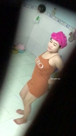 【洗澡更衣偷拍】 多场景冒死偷拍美女学生妹洗澡换衣服 截图10