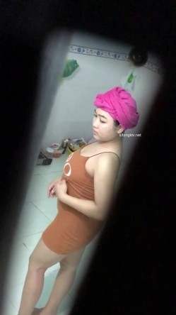 【洗澡更衣偷拍】 多场景冒死偷拍美女学生妹洗澡换衣服 截图13