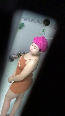 【洗澡更衣偷拍】 多场景冒死偷拍美女学生妹洗澡换衣服 截图15