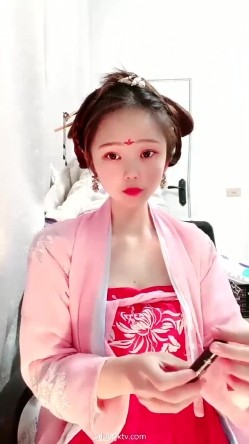 22岁哺乳期-古典气质女神 ️，宫女穿越，小笼包奶子，软软的，自慰到高潮喷尿，爽死！ 截图1