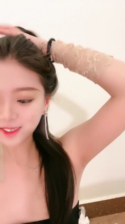 【强烈推荐 ️一饱眼福】人气高颜女神『奶球』携保时捷车模闺蜜下海捞金 两姐妹天天轮番被干 无套内射 全裸出镜 截图1