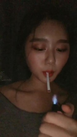 小情侣自拍流出 高颜值魔鬼身材妹子调教 清纯的外表掩饰不了内心的淫荡 截图1