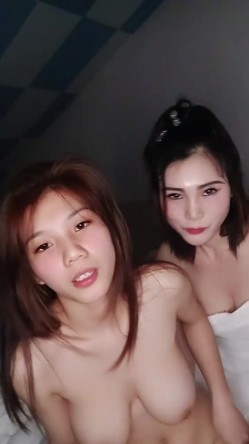 【吃木瓜长大的】巨乳姐妹 两闺蜜互舔 露奶子扭动掰穴特写小逼很紧致 截图1