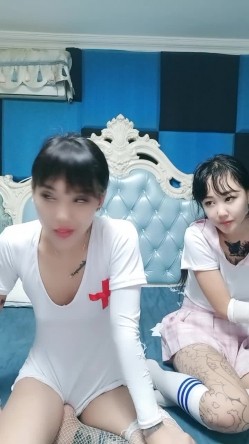【两个小年轻】两护士装纹身小妹轮流上位被操 两个美乳像灯泡晃来晃去 截图1