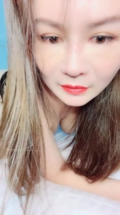 韵味轻熟女露脸自慰白虎馒头逼，大眼特写跳蛋自慰插穴逼逼很干净骚的很 截图2