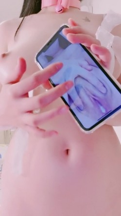 ️巨乳粉穴少女【粉粉学妹】炸了，像白玉一样纯净的身体，极品白虎，快上车！ 截图15