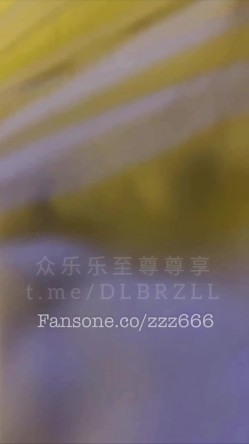 专攻高颜值网红台湾泡良大神「郑原创」FO私拍，职场新人妹，黑丝白衬，腿上调情，跪地口交、后入，口爆吞精 截图12