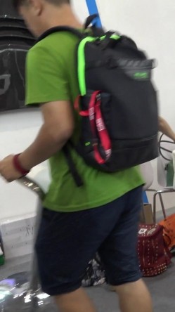 广州车展色魔摄影师各种刁钻角度偷拍 众多车模小姐姐各种不经意间的走光 截图11