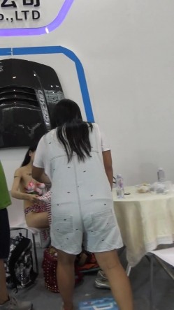广州车展色魔摄影师各种刁钻角度偷拍 众多车模小姐姐各种不经意间的走光 截图13